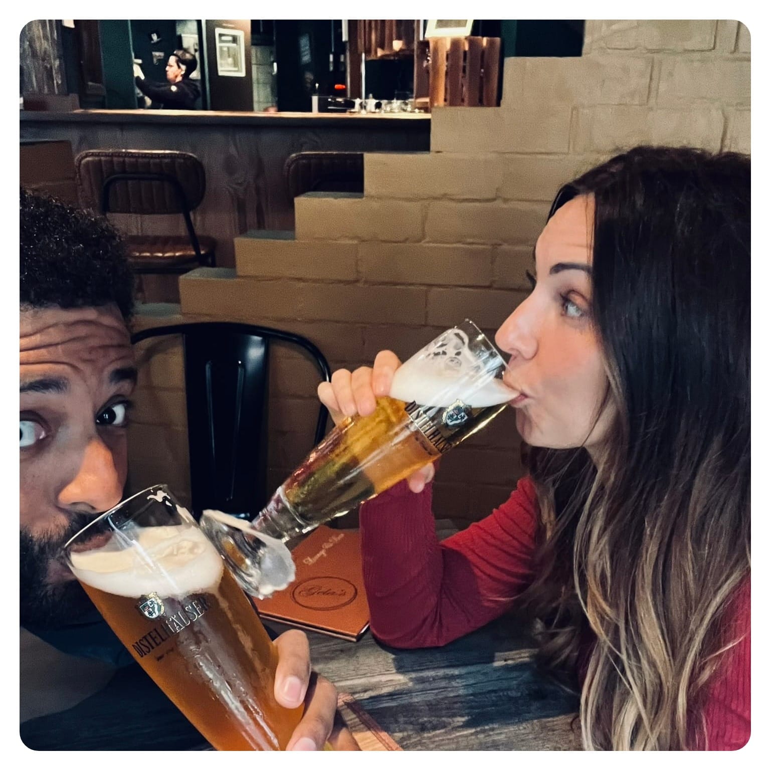 vanlavita man and woman drinking two beers together